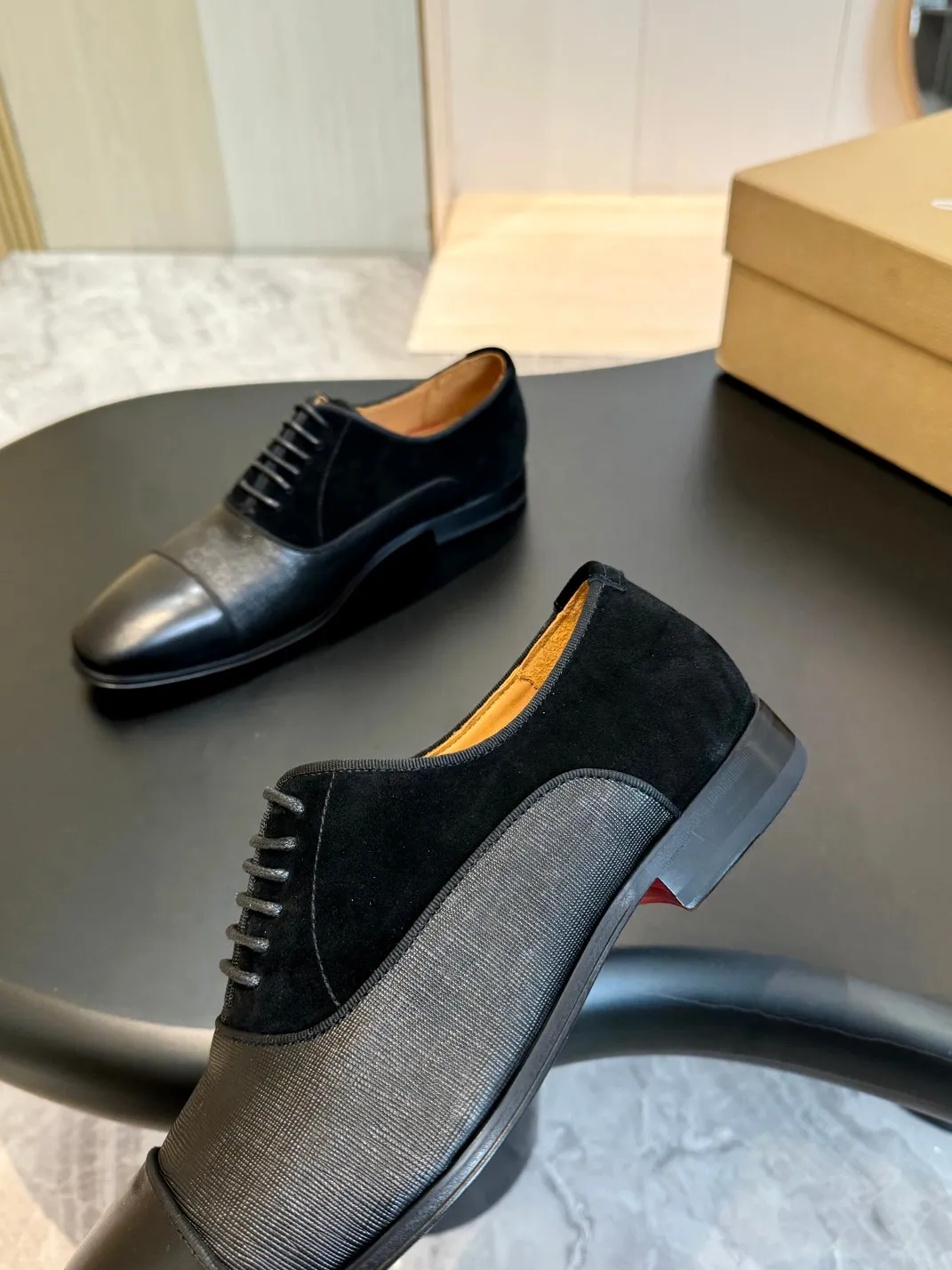💰960 Christia*.Loubouti* high-end men's business formal leather shoes, original genuine cowhide red sole, imported Italian cowhide outsole, first-layer cowhide, water-dyed cowhide lining, high-end luxury. Size: 39-44 (customized at 38.45.46)✅